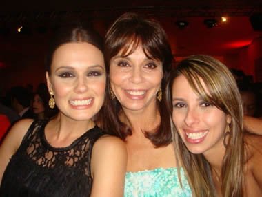 Fátima e suas filhas da novela Grasi e da vida real Amanda